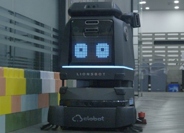 클로봇, 산업용 청소 로봇 엘리베이터 탑승 로봇안전성평가 통과